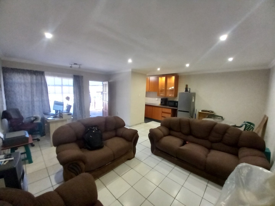 To Let 2 Bedroom Property for Rent in Glen Austin Gauteng