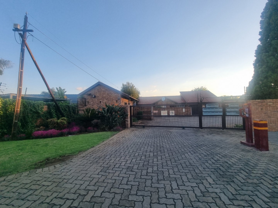 2 Bedroom Property for Sale in Rooihuiskraal North Gauteng