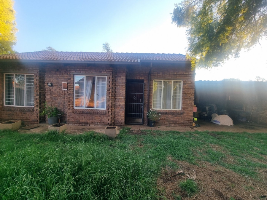 2 Bedroom Property for Sale in Rooihuiskraal North Gauteng