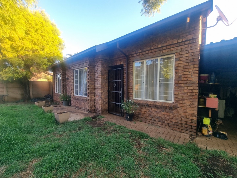 2 Bedroom Property for Sale in Rooihuiskraal North Gauteng
