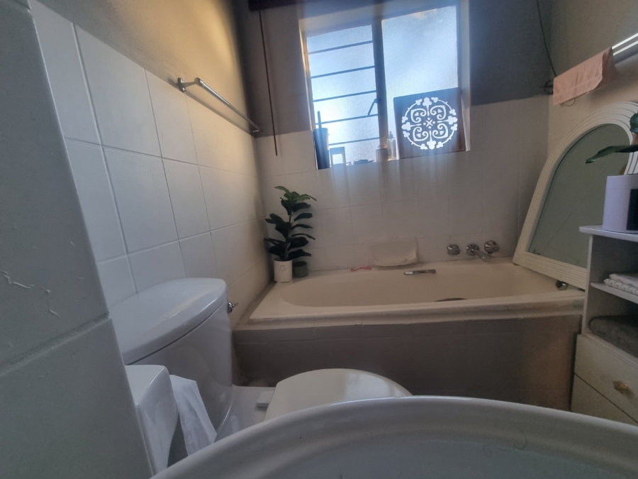 2 Bedroom Property for Sale in Rooihuiskraal North Gauteng