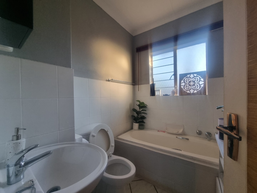 2 Bedroom Property for Sale in Rooihuiskraal North Gauteng