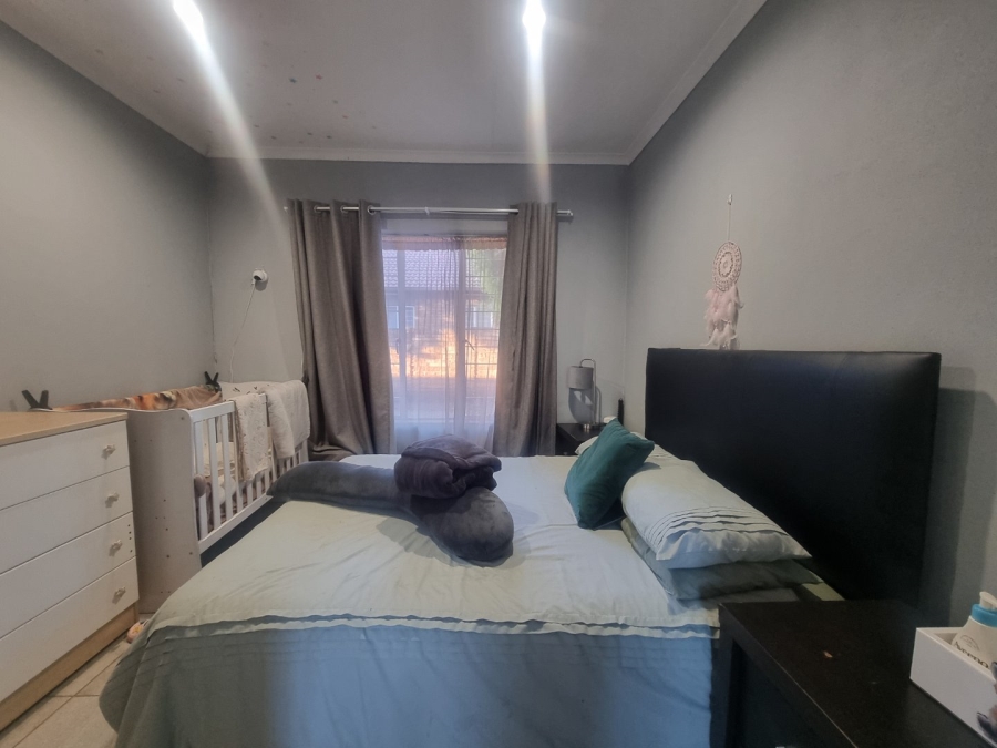 2 Bedroom Property for Sale in Rooihuiskraal North Gauteng