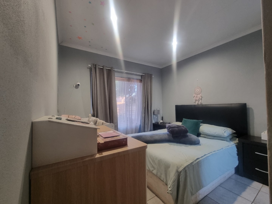 2 Bedroom Property for Sale in Rooihuiskraal North Gauteng