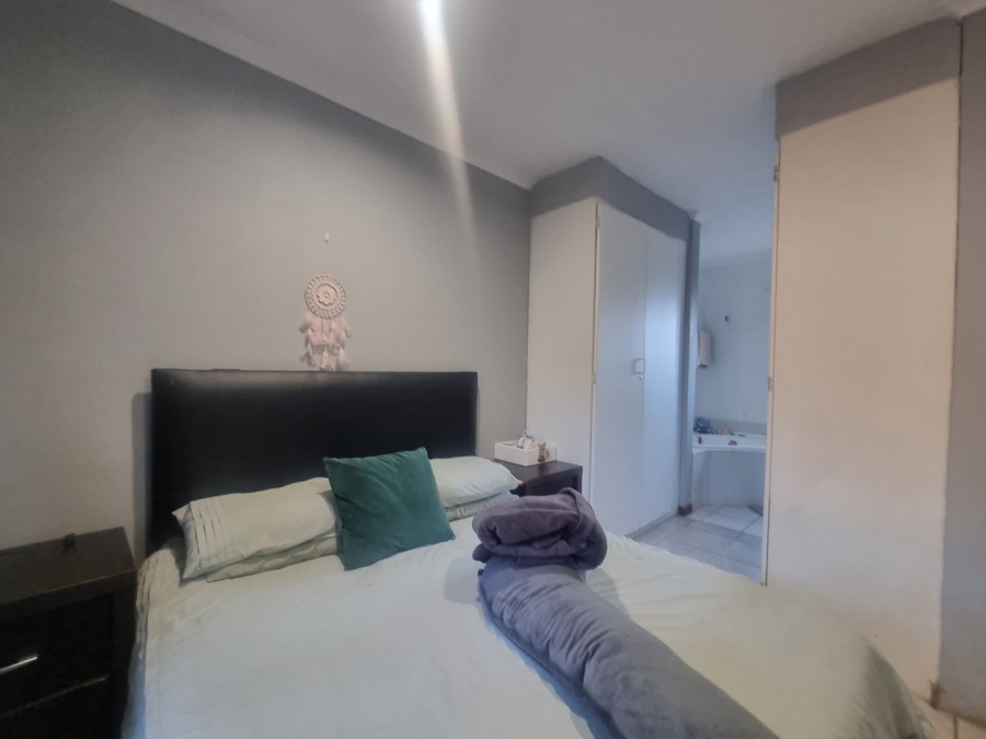2 Bedroom Property for Sale in Rooihuiskraal North Gauteng