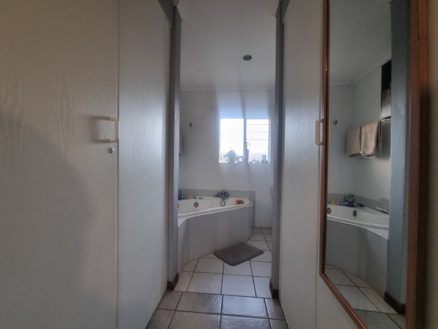 2 Bedroom Property for Sale in Rooihuiskraal North Gauteng