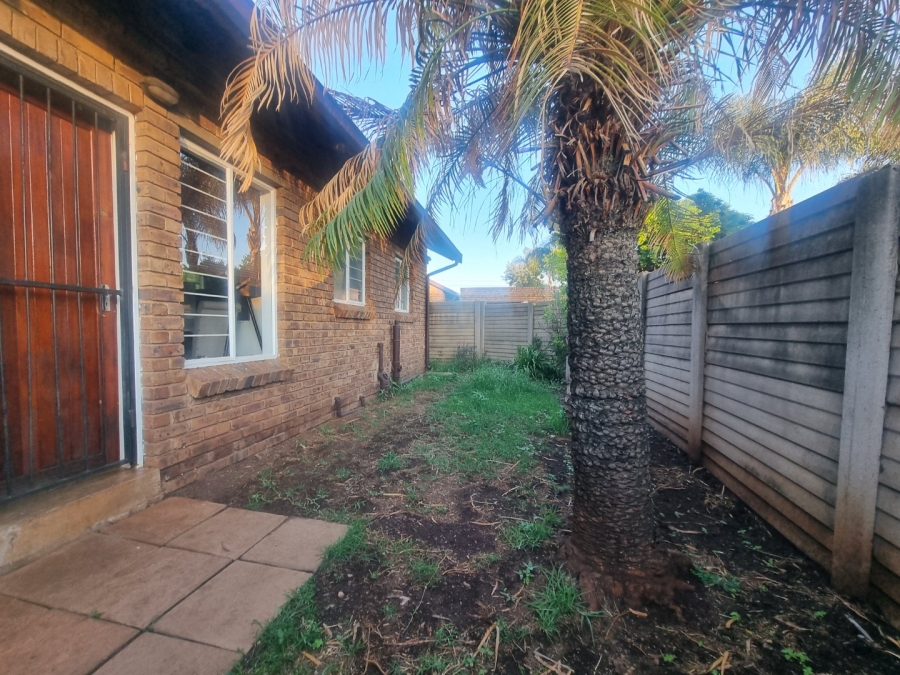 2 Bedroom Property for Sale in Rooihuiskraal North Gauteng