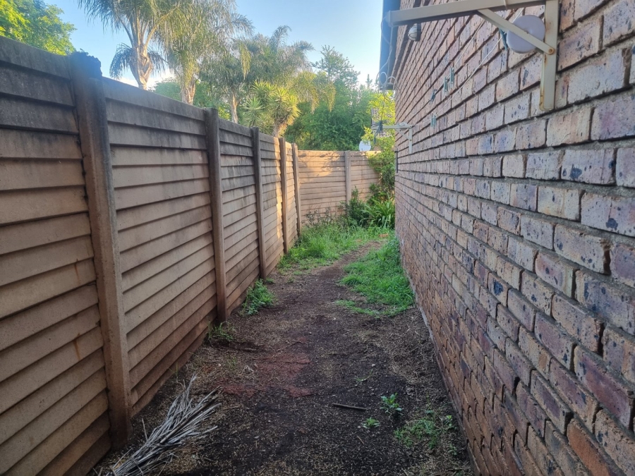 2 Bedroom Property for Sale in Rooihuiskraal North Gauteng
