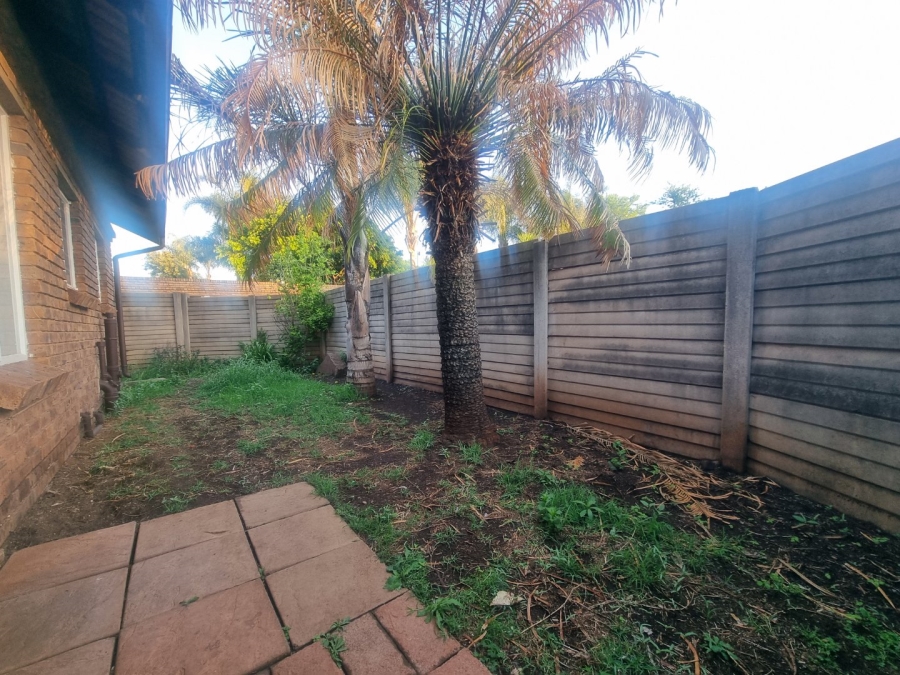 2 Bedroom Property for Sale in Rooihuiskraal North Gauteng