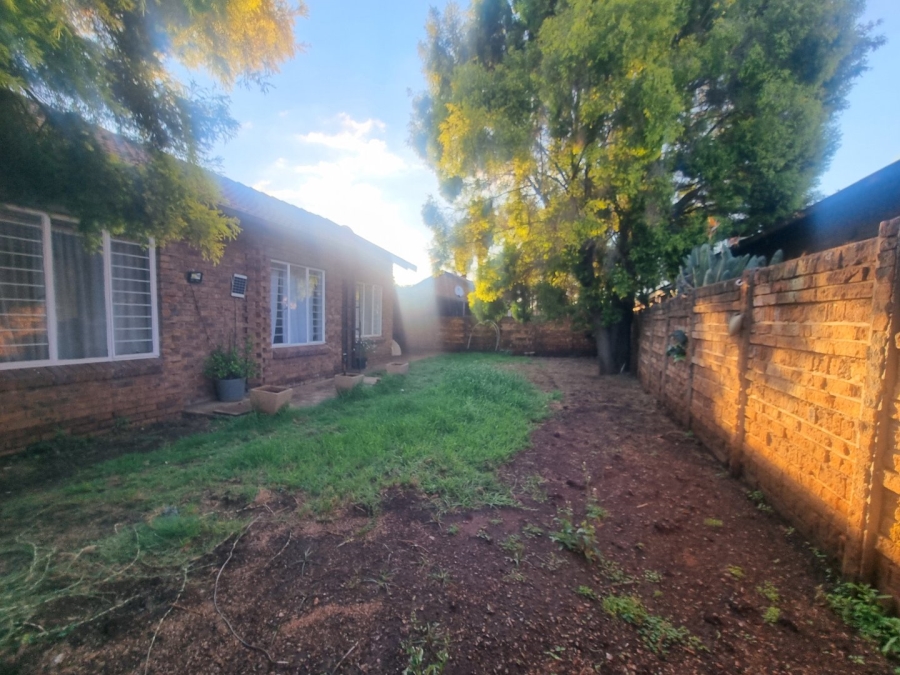 2 Bedroom Property for Sale in Rooihuiskraal North Gauteng