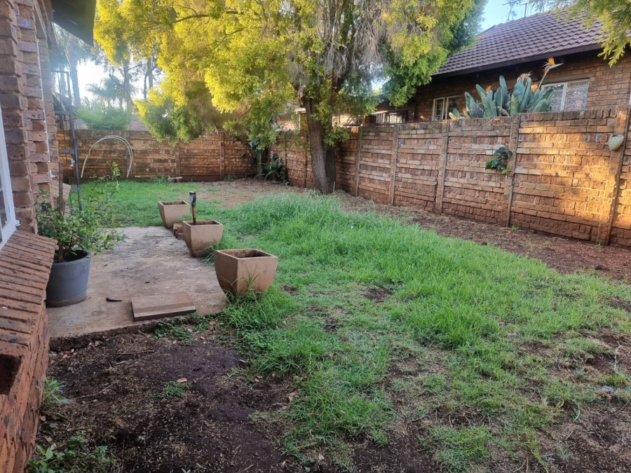 2 Bedroom Property for Sale in Rooihuiskraal North Gauteng