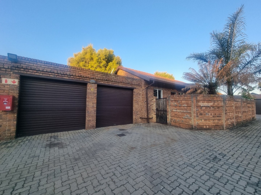 2 Bedroom Property for Sale in Rooihuiskraal North Gauteng
