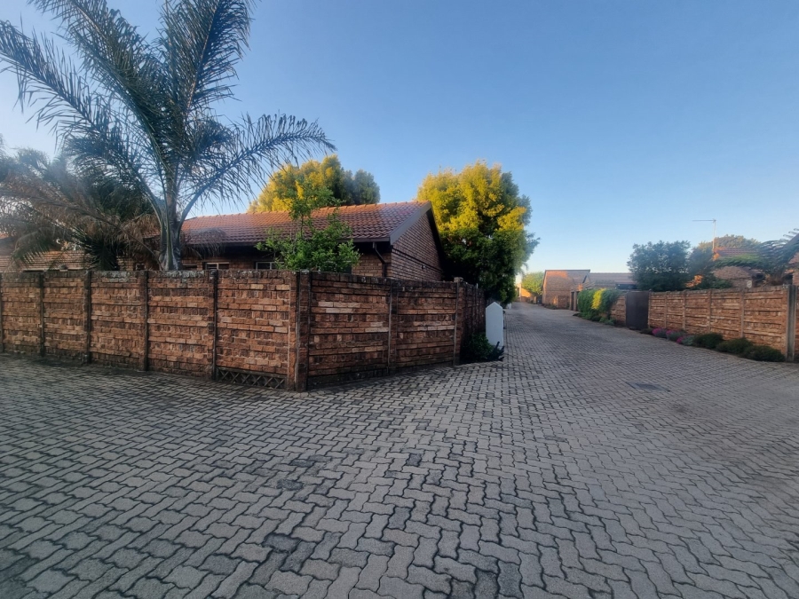 2 Bedroom Property for Sale in Rooihuiskraal North Gauteng