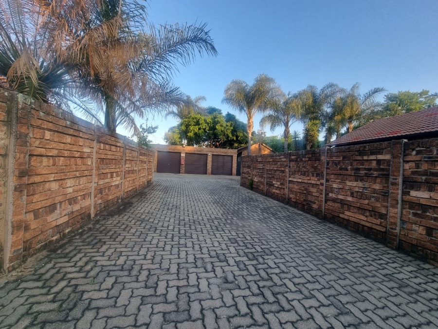 2 Bedroom Property for Sale in Rooihuiskraal North Gauteng