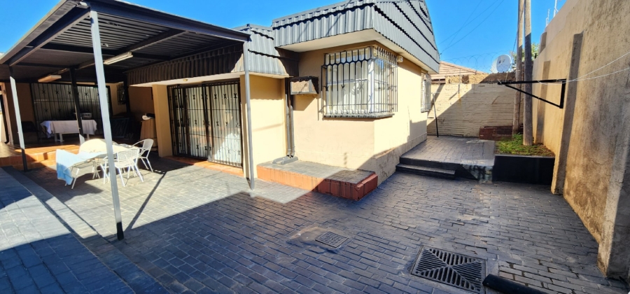 4 Bedroom Property for Sale in Laudium Gauteng