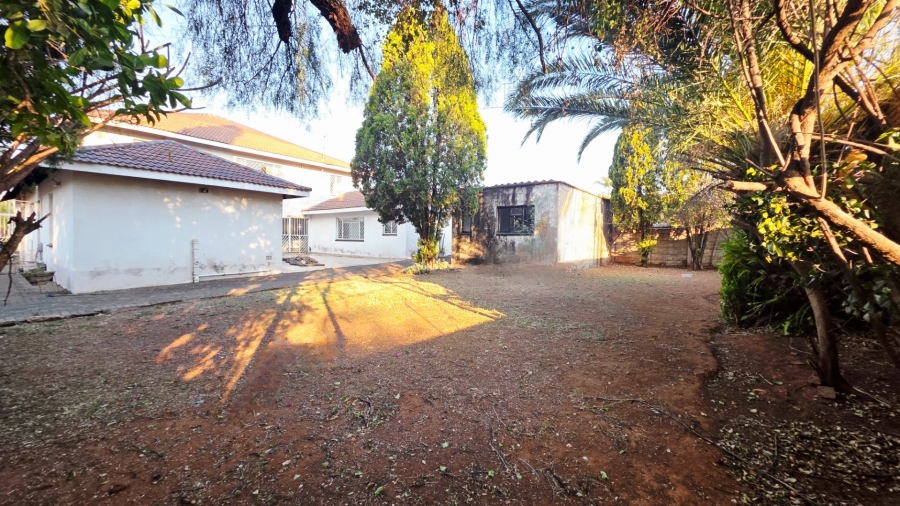 6 Bedroom Property for Sale in Claudius Gauteng