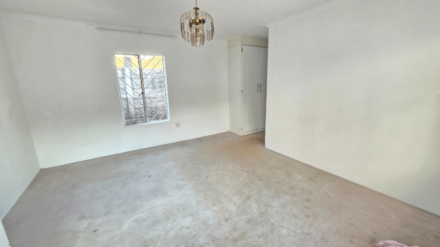 6 Bedroom Property for Sale in Claudius Gauteng