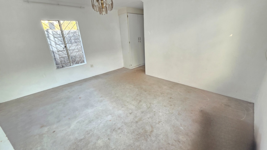 6 Bedroom Property for Sale in Claudius Gauteng