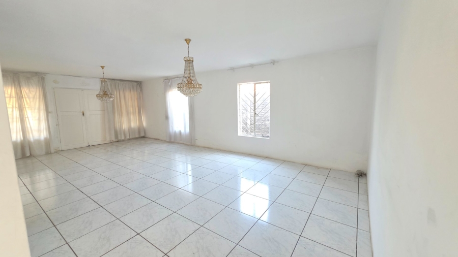 6 Bedroom Property for Sale in Claudius Gauteng