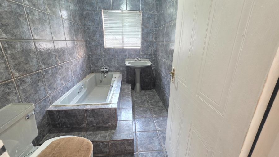 6 Bedroom Property for Sale in Claudius Gauteng