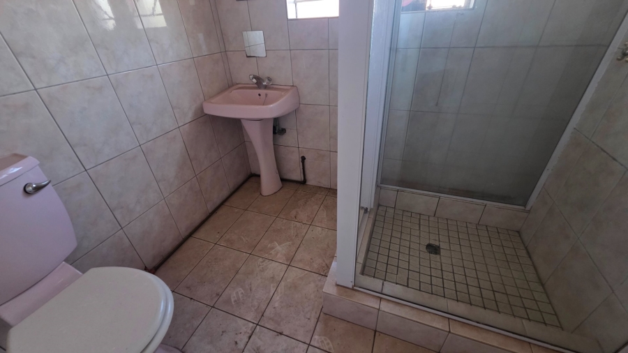6 Bedroom Property for Sale in Claudius Gauteng