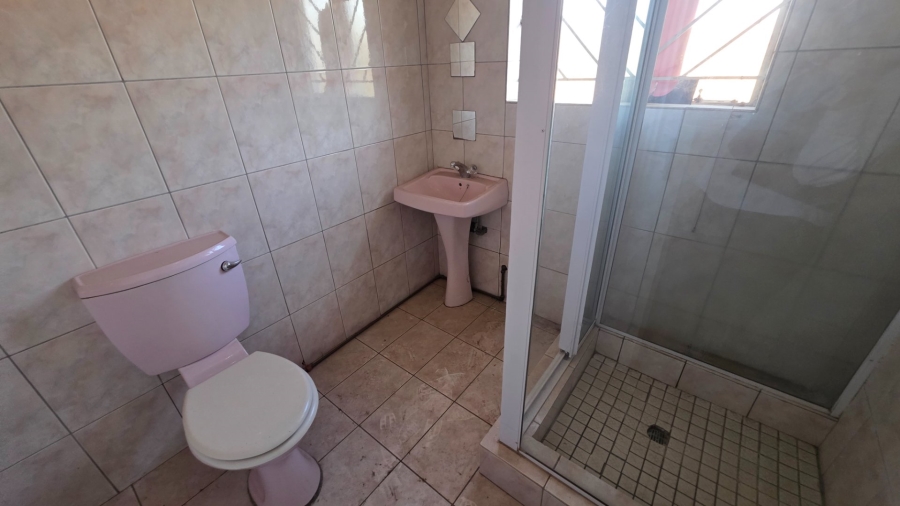 6 Bedroom Property for Sale in Claudius Gauteng