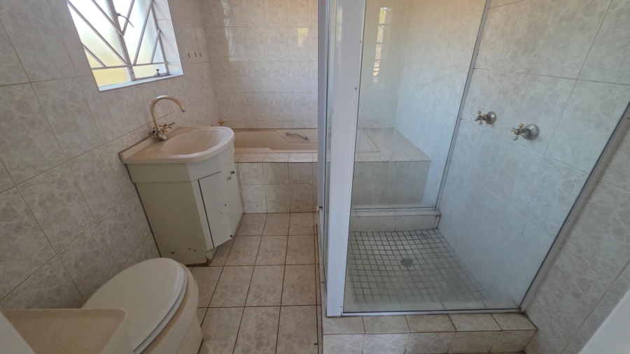 6 Bedroom Property for Sale in Claudius Gauteng