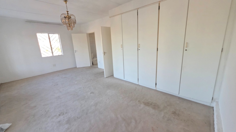 6 Bedroom Property for Sale in Claudius Gauteng