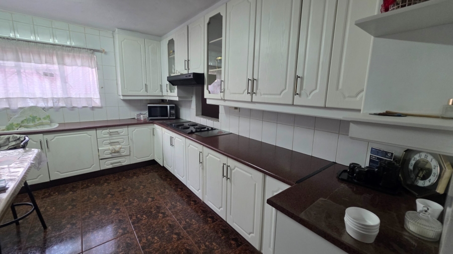 6 Bedroom Property for Sale in Claudius Gauteng
