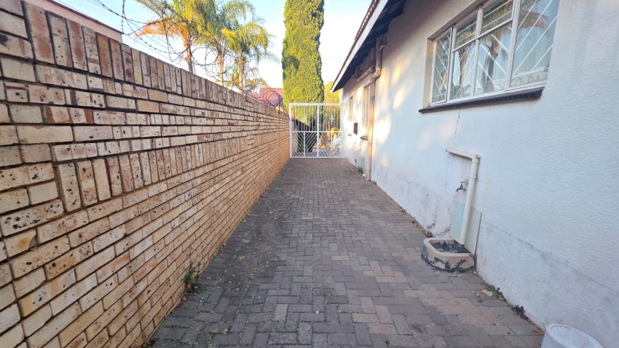 6 Bedroom Property for Sale in Claudius Gauteng