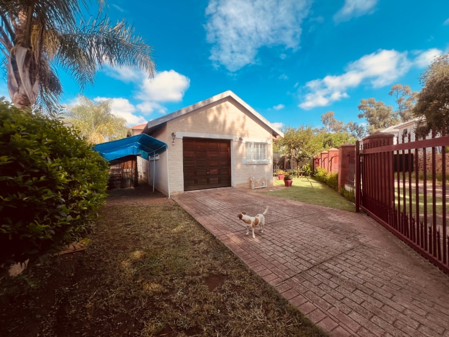 6 Bedroom Property for Sale in Theresa Park Gauteng