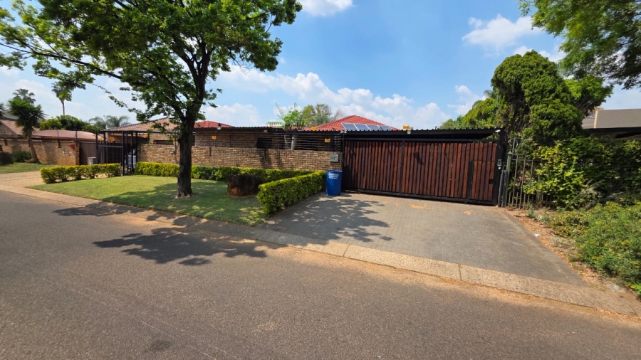 5 Bedroom Property for Sale in Doornpoort Gauteng