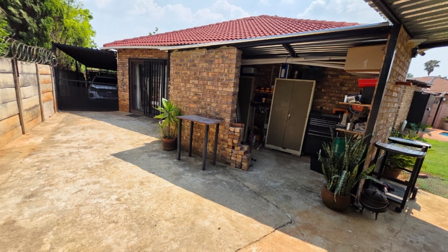 5 Bedroom Property for Sale in Doornpoort Gauteng
