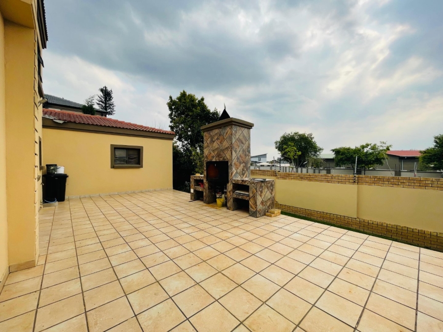 4 Bedroom Property for Sale in Crescent Wood Country Estate Gauteng