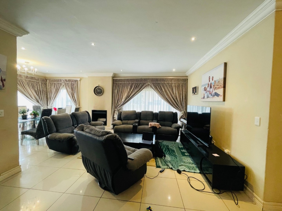 4 Bedroom Property for Sale in Crescent Wood Country Estate Gauteng