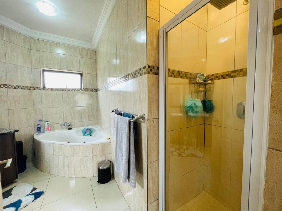 4 Bedroom Property for Sale in Crescent Wood Country Estate Gauteng