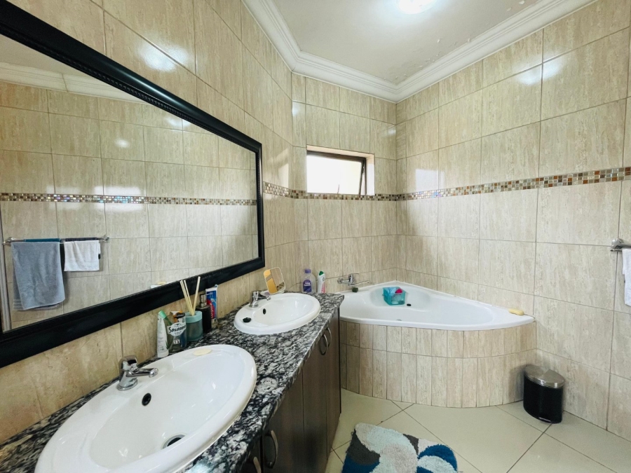 4 Bedroom Property for Sale in Crescent Wood Country Estate Gauteng
