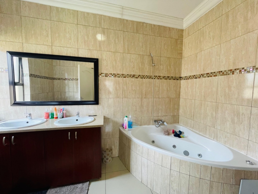 4 Bedroom Property for Sale in Crescent Wood Country Estate Gauteng