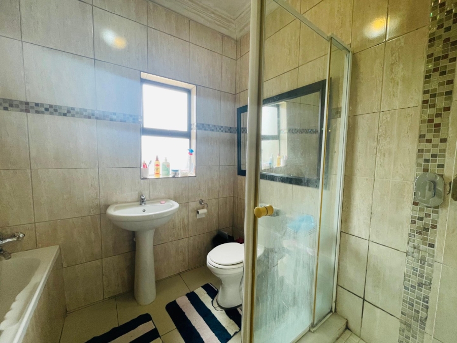 4 Bedroom Property for Sale in Crescent Wood Country Estate Gauteng
