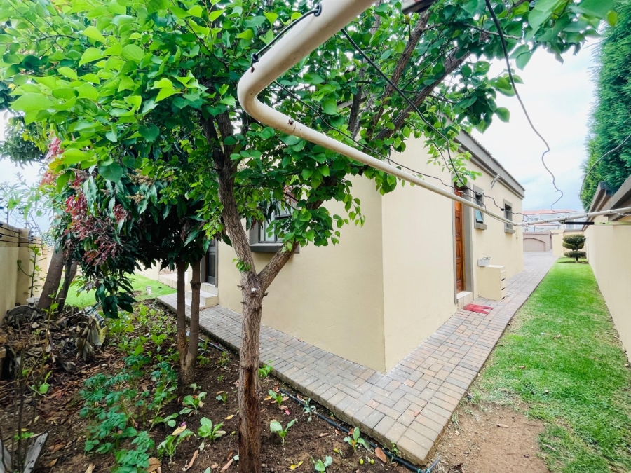 4 Bedroom Property for Sale in Crescent Wood Country Estate Gauteng