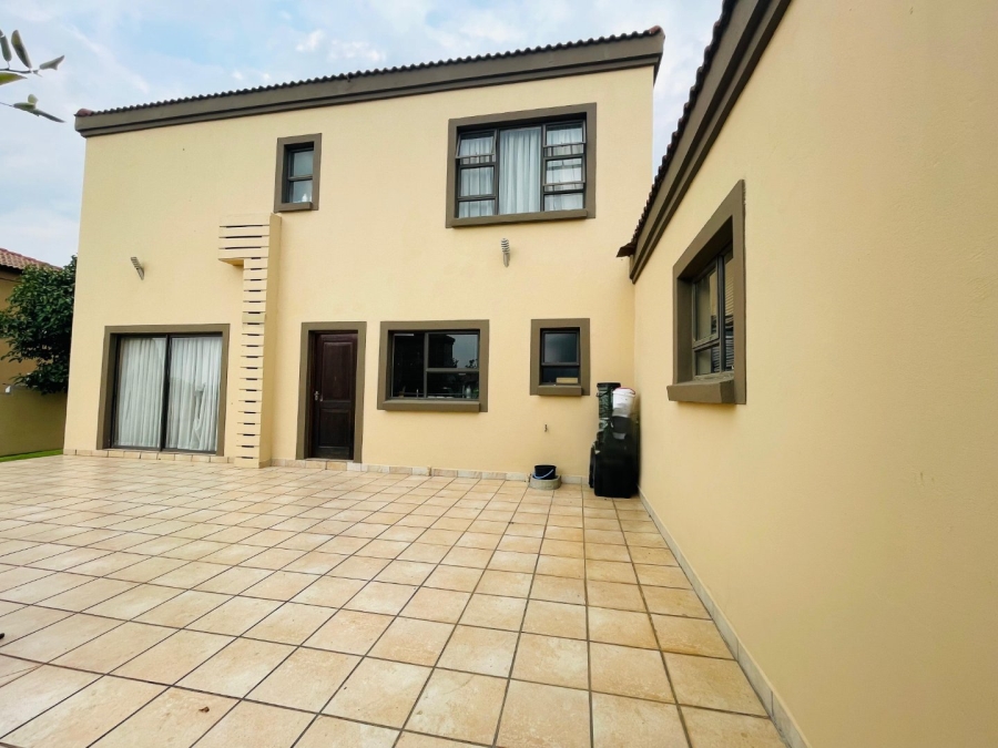 4 Bedroom Property for Sale in Crescent Wood Country Estate Gauteng