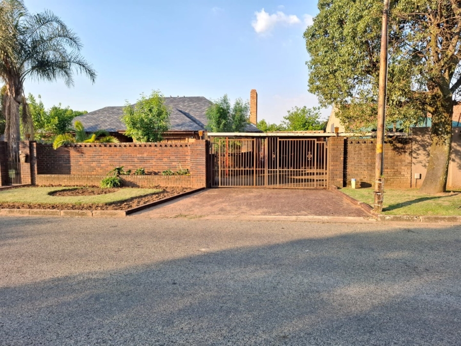 5 Bedroom Property for Sale in Selcourt Gauteng