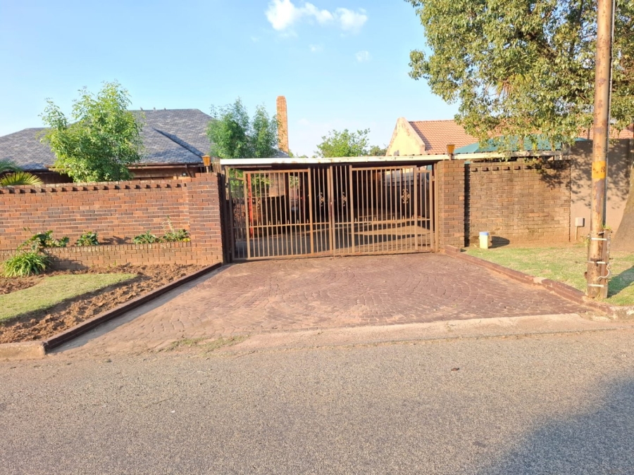 5 Bedroom Property for Sale in Selcourt Gauteng