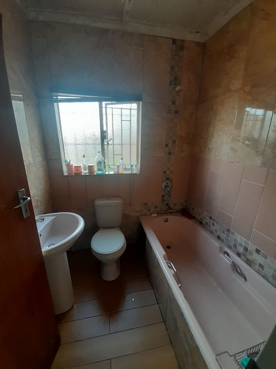 4 Bedroom Property for Sale in Rooihuiskraal Gauteng