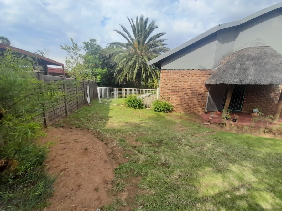 4 Bedroom Property for Sale in Rooihuiskraal Gauteng