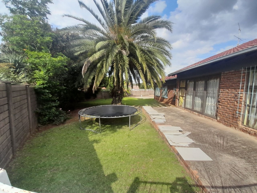 4 Bedroom Property for Sale in Rooihuiskraal Gauteng