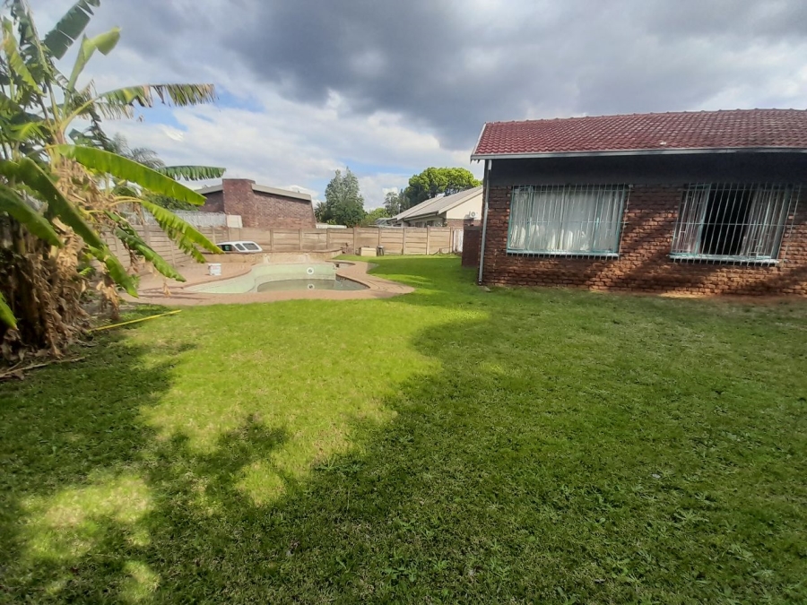 4 Bedroom Property for Sale in Rooihuiskraal Gauteng