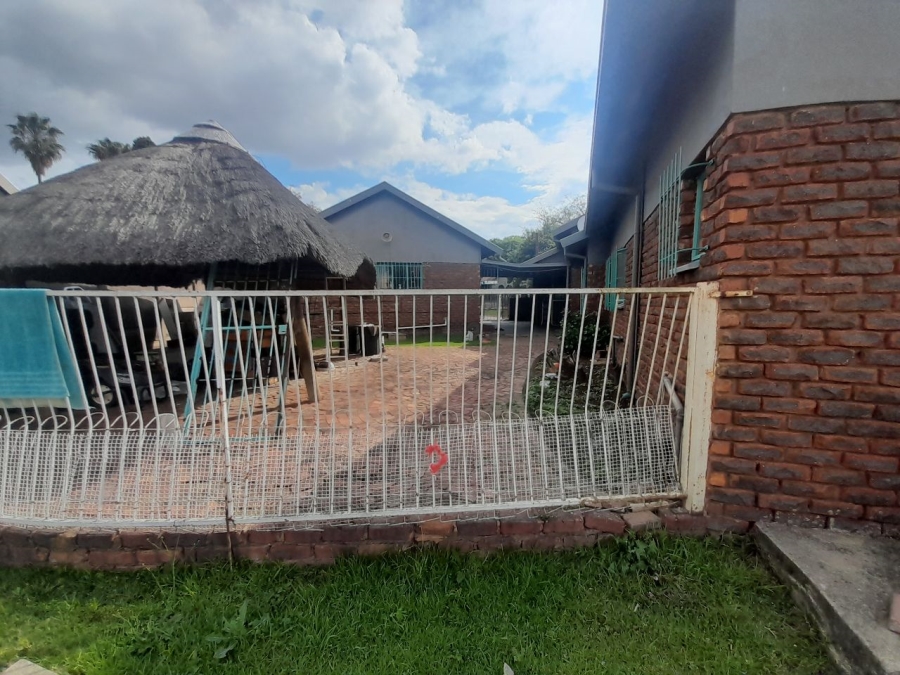 4 Bedroom Property for Sale in Rooihuiskraal Gauteng