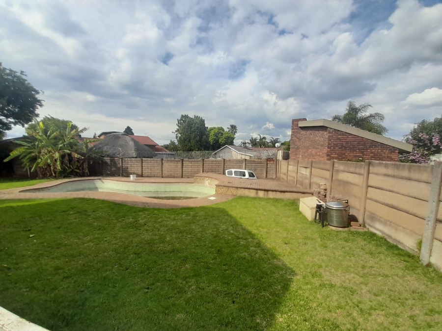 4 Bedroom Property for Sale in Rooihuiskraal Gauteng