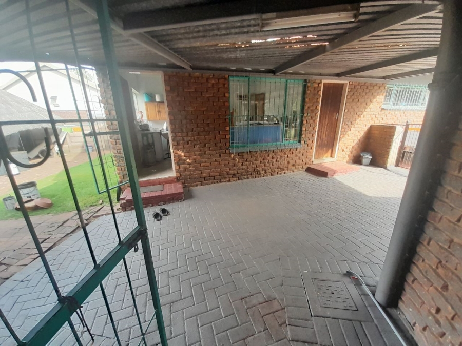4 Bedroom Property for Sale in Rooihuiskraal Gauteng